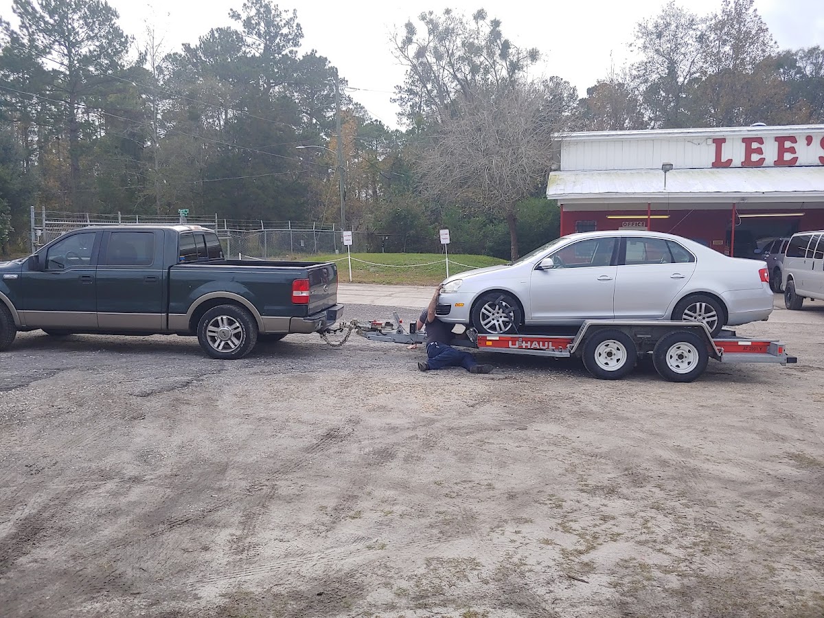 Lee's Auto Service shop